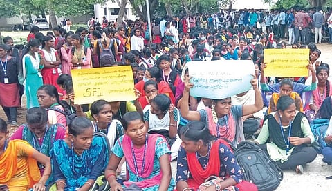 சி.முட்லூர் அரசு கலைக் கல்லூரியில் வகுப்புகளை புறக்கணித்து மாணவர்கள் போராட்டத்தில் ஈடுபட்டனர்.