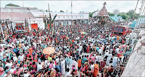 விழுப்புரம் மாவட்டம் செஞ்சி அருகே மேல்சித்தாமூரில் மகாவீரர் ஜெயந்தியை முன்னிட்டு நேற்று நடைபெற்ற தேரோட்டத்தில் பங்கேற்ற பக்தர்கள்.