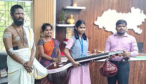 கலைப் போட்டியில் வென்ற அரசுப் பள்ளி மாணவிக்கு விருப்ப உரிமை நிதியில் வீணை பரிசளித்த விருதுநகர் மாவட்ட ஆட்சியர்