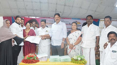 கிருஷ்ணகிரியில் நடந்த நகர திமுக கூட்டத்தில் புதிய உறுப்பினர் சேர்க்கைகான படிவங்களை மாவட்ட செயலாளர் மதியழகன் எம்எல்ஏ வழங்கினார்.