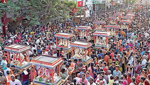 சென்னை மயிலாப்பூர் கபாலீஸ்வரர் கோயில் பங்குனி பெருவிழாவை முன்னிட்டு, விழாவின் 8-ம் நாளான நேற்று 63 நாயன்மார்கள் திருவீதி உலா நடைபெற்றது. இதில், ஆயிரக்கணக்கான பக்தர்கள் கலந்துகொண்டனர். படம்: ம.பிரபு