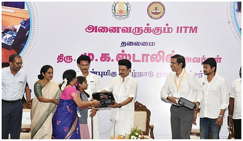 அனைவருக்கும் IITM திட்டத்தில் அரசுப் பள்ளி மாணவர்களுக்கு மின்னணு செய்முறைப் பெட்டகங்களை முதல்வர் ஸ்டாலின் வழங்கினார்