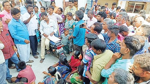 திருப்பத்தூர் மாவட்ட ஆட்சியர் அலுவலகத்தில் நேற்று மனு அளிக்க வந்த குறவன் இன மக்கள். படம்: ந,சரவணன்.