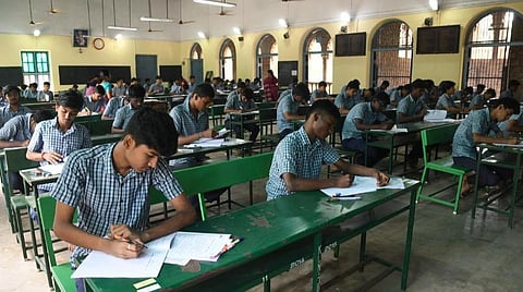 10-ம் வகுப்பு பொதுத் தேர்வு தொடங்கியது: காஞ்சி, செங்கை, திருவள்ளூர் மாவட்டங்களில் முதல் நாளில் 1,563 பேர் வரவில்லை