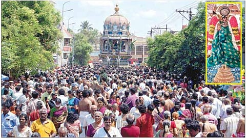 ஸ்ரீ ரங்கம் ரங்கநாதர் கோயிலில் நேற்று நடைபெற்ற பங்குனித் தேர்த் திருவிழா. (உள்படம்) சிறப்பு அலங்காரத்தில் தேரில் எழுந்தருளிய நம்பெருமாள்.