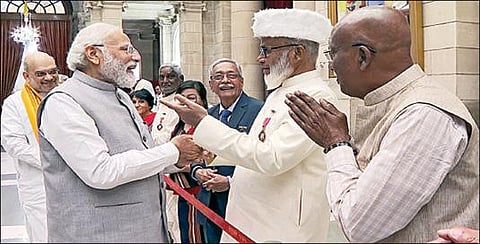 பிரதமர் மோடிக்கு நன்றி தெரிவிக்கும் பித்ரி கலைஞர் ஷா ரசீத் அகமது குவாதாரி.