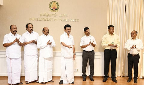தமிழக அரசின் தொல்லியல் துறை சார்பில் 8 இடங்களில் மேற்கொள்ளப்பட உள்ள அகழாய்வுப் பணிகளை தலைமை செயலகத்திலிருந்து நேற்று காணொலி வாயிலாகத் தொடங்கிவைத்தார் முதல்வர் மு.க.ஸ்டாலின். உடன், அமைச்சர்கள் எ.வ.வேலு, தங்கம் தென்னரசு, கே.ஆர்.பெரியகருப்பன், தலைமைச் செயலர் வெ.இறையன்பு, அறநிலையத் துறைச் செயலர் பி.சந்திரமோகன்.