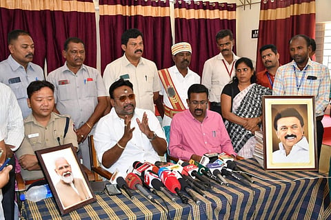 தஞ்சாவூரில் அரசு கூர் நோக்கு இல்லத்தில் செய்தியாளர்களை தேசிய குழந்தைகள் உரிமைகள் பாதுகாப்பு ஆணைய உறுப்பினர் ஆர்.ஜி.ஆனந்த் சந்திக்கும் போது முதலில் பிரதமர் மோடி படம் மட்டுமே இருந்தது. பின்னர் முதல்வர் ஸ்டாலின் படமும் அங்கு வைக்கப்பட்டது