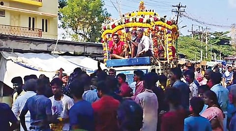 சேலம் ஜாரிகொண்டலாம்பட்டி மாரியம்மன், காளியம்மன் கோயில் திருவிழாவையொட்டி, உயிரோடு இருப்பவருக்கு சடங்கு செய்து இறுதி ஊர்வலமாக மயானத்துக்கு கொண்டு செல்லும் விநோத வழிபாடு நடந்தது.