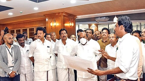 மதுரையில் கட்டி முடிக்கப்பட்டுள்ள கலைஞர் நூலகத்தைப் பார்வையிட்டு ஆய்வு செய்த அமைச்சர் எ.வ.வே லு. உடன் அமைச்சர்கள் பி.மூர்த்தி, அன்பில் மகேஸ் பொய்யாமொழி உள்ளிட்டோர். படம்: எஸ்.கிருஷ்ணமூர்த்தி