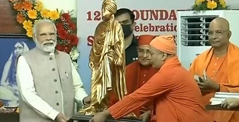 விவேகானந்தரின் முழு உருவச் சிலையை பிரதமருக்கு அளித்த ஸ்ரீராமகிருஷ்ணா மடத்தின் நிர்வாகிகள்