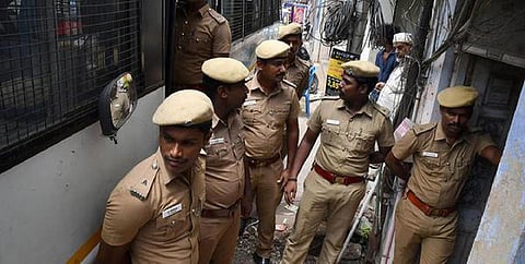 அய்யப்பன்தாங்கல் அருகே ரவுடி கொலை - 6 பேர் கும்பலை பிடிக்க 3 தனிப்படை அமைப்பு