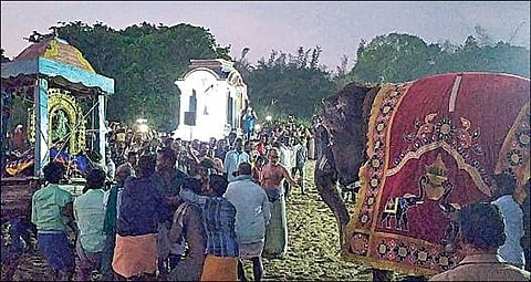 சுவாமிமலையில் வள்ளி - சண்முகர் திருமணத்தையொட்டி திருவலஞ்சுழி அரசலாற்றில் யானை உருவம் கொண்ட விநாயகர், வள்ளியை விரட்டும் நிகழ்ச்சி நேற்று அதிகாலை நடைபெற்றது.