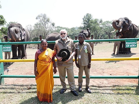 பெள்ளி, மோடி, பொம்மன் பின்னணியில் ரகு.