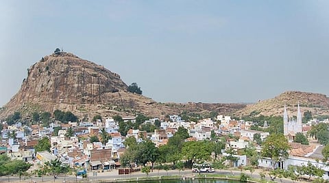 கழுகுமலையில் உள்ள மலையின் அழகிய தோற்றம்.