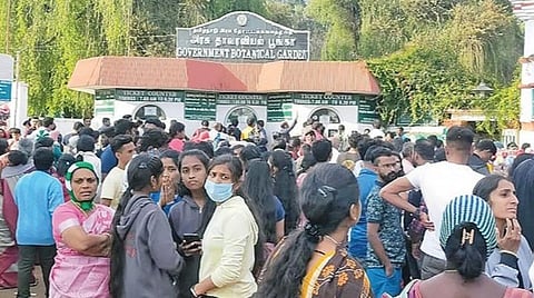 உதகை தாவரவியல் பூங்காவில் திரண்டிருந்த சுற்றுலா பயணிகள் கூட்டம். | படம்: ஆர்.டி.சிவசங்கர் |