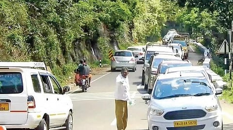 வெள்ளி நீர்வீழ்ச்சி அருகே ஏற்பட்ட போக்குவரத்து நெரிசல்.