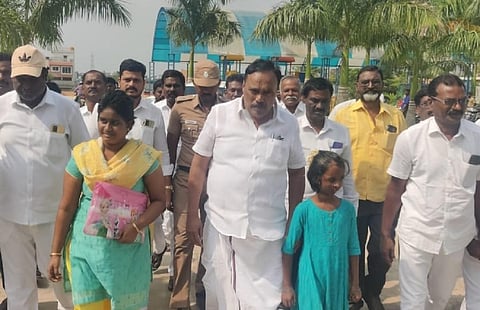 முகச் சிதைவு நோயால் பாதிக்கப்பட்டு குணமடைந்த சிறுமி டானியா மீண்டும் பள்ளியில் சேர்ப்பு: கல்விச் செலவை சுதர்சனம் எம்எல்ஏ ஏற்றார்