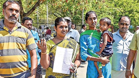கலப்பு திருமணம் செய்ததால் ஊரை விட்டு ஒதுக்கி வைத்ததாகக் கூறி சேலம் ஆட்சியர் அலுவலகத்தில் மனு அளிக்க வந்த சேலம் வீரபாண்டி பகுதியைச் சேர்ந்த தம்பதி. உடன் உறவினர்கள். படம்: எஸ்.குரு பிரசாத்