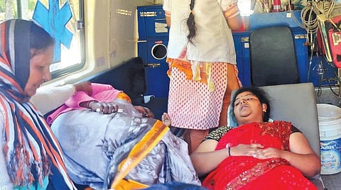 உதகை தாவரவியல் பூங்காவில் போராட்டத் தின்போது மயக்கமடைந்ததால், ஆம்புலன்ஸில் மருத்துவமனைக்கு கொண்டு செல்லப்பட்ட தோட்டக்கலைத் துறை பெண் ஊழியர்கள் . படம்: ஆர்.டி.சிவசங்கர்