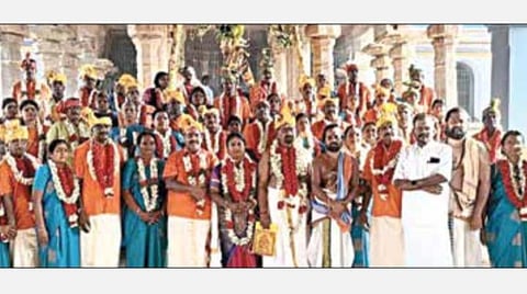 திருக்கடையூர் அமிர்தகடேஸ்வரர் கோயிலில் நேற்று சஷ்டியப்தபூர்த்தி செய்து கொண்ட அரசுப் பள்ளி முன்னாள் மாணவர்கள்.