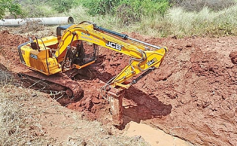 தேனி மாவட்டம் கோட்டூர் அருகே மதுரை குடிநீர் திட்டப் பணிகளுக்காக நடைபெற்று வரும் குழாய் பதிக்கும் பணி.