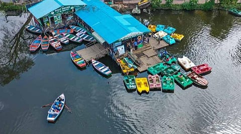 கோடை சீசனையொட்டி கொடைக்கானலில் படகுகளை சீரமைத்து வண்ணம் பூசும் பணி தொடக்கம்