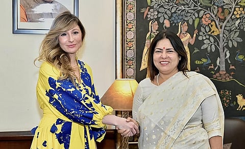 எமின் தபரோவா, மீனாட்சி லேகி