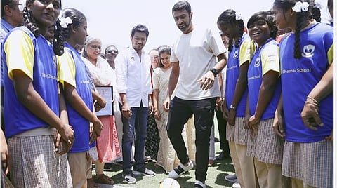 சென்னை மாநகராட்சி சிட்டீஸ் திட்டத்தின் கீழ் மாணவர்களுக்கு கிரிக்கெட், கால்பந்து பயிற்சி: அமைச்சர் உதயநிதி ஸ்டாலின் தொடங்கிவைத்தார்