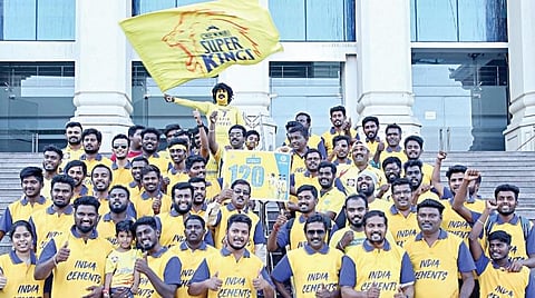இந்தியா சிமென்ட்ஸ் நிறுவன பரிசுத் திட்டத்தில் தேர்வு செய்யப்பட்டு, சேப்பாக்கத்தில் நேற்று நடைபெற்ற ஐபிஎல் கிரிக்கெட் போட்டியைக் காண அழைத்துச் செல்லப்பட்ட நுகர்வோர். படம்: ம.பிரபு