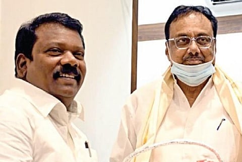 பேரவைக்கு வந்த ஈவிகேஎஸ் இளங்கோவனை சட்டப்பேரவை காங்கிரஸ் தலைவர் செல்வப் பெருந்தகை வரவேற்றார்.