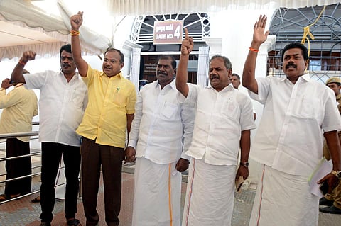 வன்னியர் இடஒதுக்கீடு விவகாரம்: சட்டப்பேரவையில் இருந்து பாமக வெளிநடப்பு