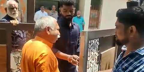 கேசவ விநாயகத்திடம் மனு அளிக்க முயற்சி செய்த மக்கள்