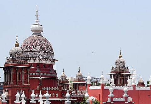 வாணியம்பாடி அருகே அரசுப் பள்ளி மைதானத்தில் துணை சுகாதார நிலையம் அமைக்கும் பணி: அரசு பதிலளிக்க ஐகோர்ட் உத்தரவு