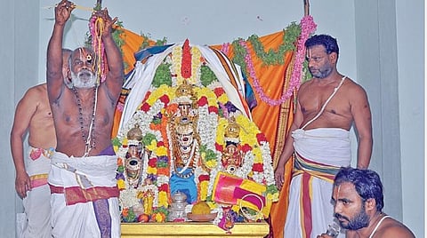 ஆர்.கே.பேட்டை அருகே கோதண்டராமசுவாமி கோயிலில் ராமநவமி உற்சவ விழா நடைபெற்றது. நிறைவு நாளான நேற்று ராமர்-சீதை திருக்கல்யாண ைவபவம்் வெகு விமரிசையாக நடைபெற்றது.