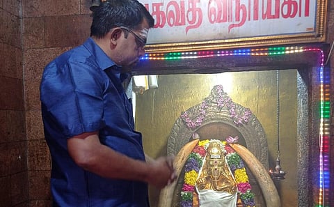 நீல நிறத்தில் வழிபாடு செய்யும் இந்து அமைப்பினர்