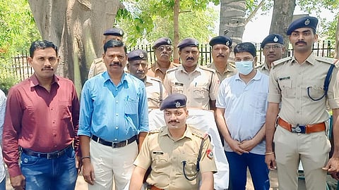 போலி மென்பொருள் தயாரித்து விற்பனை செய்த ஷம்ஷேர் ஆலமை (முக கவசம் அணிந்திருப்பவர்) ரயில்வே பாதுகாப்பு படையினர் கைது செய்தனர்.