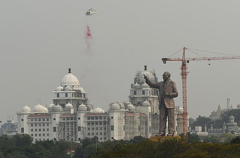 ஹைதராபாத்தில் நிறுவப்பட்டுள்ள அம்பேத்கரின் 125 அடி உயர வெங்கல சிலை | படம்: ஜி.ராமகிருஷ்ணா