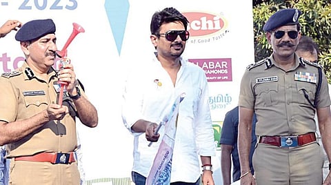 ஆவடி காவல் ஆணையரகம் சார்பில் சென்னை, போரூரில் நேற்று நடைபெற்ற ‘ட்ரையத்லான்’ மற்றும் ‘டுயத்லான்’ போட்டிகளை, அமைச்சர் உதயநிதி ஸ்டாலின் தொடங்கி வைத்தார். உடன் தமிழ்நாடு டிஜிபி சைலேந்திர பாபு, ஆவடி காவல் ஆணையர் சந்தீப் ராய் ரத்தோர்.