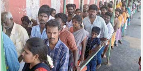 திருச்செந்தூர் சுப்பிரமணிய சுவாமி கோயிலில் சுவாமி தரிசனத்துக்கு நீண்ட வரிசையில் காத்திருந்த பக்தர்கள். படம்: என்.ராஜேஷ்