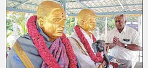 நாச்சிக்குப்பம் கிராமத்தில் நடிகர் ரஜினி தனது பெற்றோர் ரானோஜிராவ் - ராம்பாய் சிலைகள் அமைக்கப்பட்டுள்ள நினைவகத்தில் அவரது அண்ணன் சத்தியநாராயணராவ்.