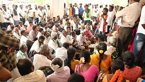 சிப்காட் அமைக்க எதிர்ப்பு: மெழுகுவர்த்தி ஏந்தி ஓசூர் விவசாயிகள் ஆர்ப்பாட்டம்