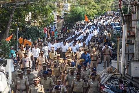 சேலம் கருங்கல்பட்டி பாண்டுரங்க விட்டல் கோவில் தெருவில் பலத்த போலீஸ் பாதுகாப்புடன் அணிவகுத்து பேரணியாக சென்ற ஆர்.எஸ்.எஸ். அமைப்பினர். | படம்: எஸ். குரு பிரசாத்