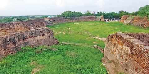 ராம நாதபுரம் மாவட்டம் கமுதியில் உள்ள கோட்டையின் எஞ்சியுள்ள பகுதி.