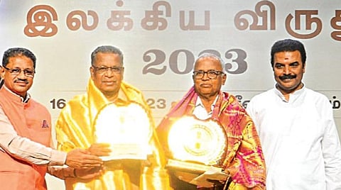 முன்றில் இலக்கிய அமைப்பு சார்பில் மா.அரங்கநாதன் இலக்கிய விருது வழங்கும் விழா சென்னையில் நேற்று நடந்தது. இதில் எழுத்தாளர் சுரேஷ்குமார் இந்திரஜித், பேராசிரியர் பஞ்சாங்கம் ஆகியோருக்கு நீதிபதி சுரேஷ்குமார் விருதுகளை வழங்கினார். நீதிபதி மகாதேவன், ஆவணப்பட இயக்குநர் ரவி சுப்ரமணியன், கவிஞர் தேவராஜன் ஆகியோர் உடனிருந்தனர். படம்: பு.க.பிரவீன்