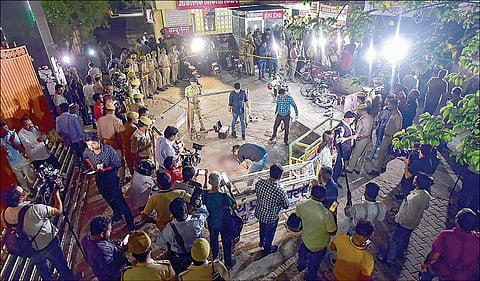 உத்தர பிரதேசத்தின் பிரயாக்ராஜில் பிரபல ரவுடி அத்தீக் அகமது, அவரது தம்பி அஷ்ரப் சுட்டுக் கொல்லப்பட்ட இடத்தில் தடயவியல் நிபுணர்கள் ஆய்வு நடத்தினர். படம்: பிடிஐ