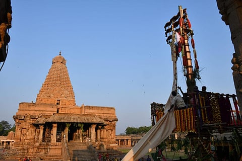 பட விளக்கம்: தஞ்சாவூர் பெரிய கோயிலில் சித்திரை திருவிழா இன்று கொடியேற்றத்துடன் தொடங்கியது | படங்கள் ஆர். வெங்கடேஷ்.
