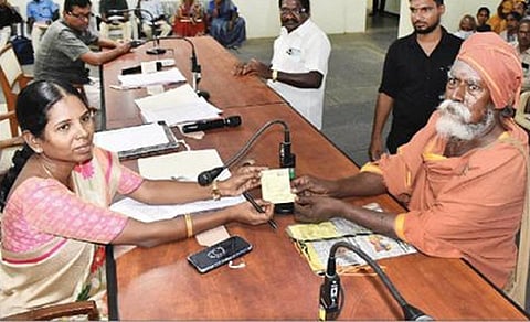 பொதுமக்களிடம் யாசகமாகப் பெற்ற ரூ.10 ஆயிரத்தை, ஈரோடு ஆட்சியர் அலுவலக மக்கள் குறைதீர் நாள் கூட்டத்தில், முதல்வர் பொது நிவாரண நிதிக்காக வழங்கிய தூத்துக்குடி மாவட்டத்தைச் சேர்ந்த பூல் பாண்டியன்.