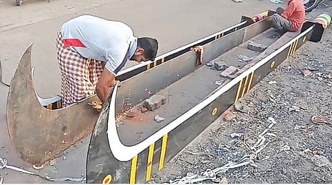திருப்புவனத்தில் உள்ள அரிவாள் பட்டறையில் தயாரிக்கப்பட் டுள்ள 21 அடி மற்றும் 18 அடி நீள அரிவாள்கள்