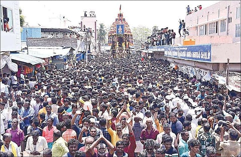 சமயபுரம் மாரியம்மன் கோயிலில் நேற்று நடைபெற்ற சித்திரைத் தேரோட்டத்தில் பங்கேற்ற பக்தர்கள். (உள்படம்) தேரில் எழுந்தருளிய அம்மன். படங்கள்: ஜி.ஞானவேல்முருகன்